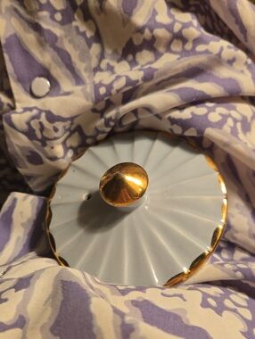 Sadler Fluted Ceramic Jar Lid with Gold Trim — Light Blue